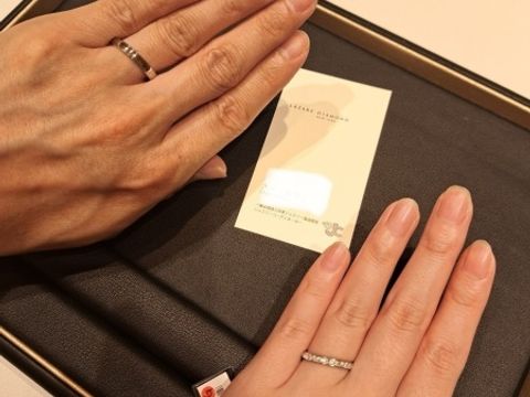 【ラザール ダイヤモンド(LAZARE DIAMOND)の口コミ】 指輪のデザインについて、男性用はシンプルな中にラインが入ることでアク…