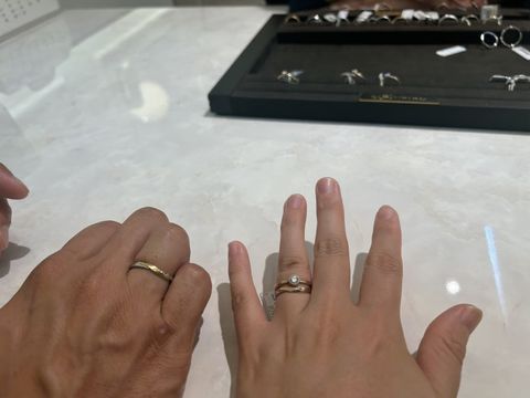 【BIJOUPIKO(ビジュピコ)の口コミ】 ダイヤ周りをつめでとめている感じとは違い、ミル打ちで全体を囲んでいる…