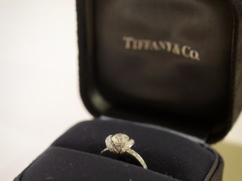 【ティファニー(Tiffany & Co.)の口コミ】 センターダイヤの周りにもたくさんのダイヤが散りばめられている華やかな…