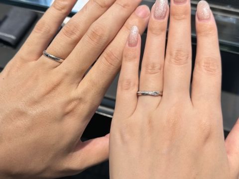 【エクセルコダイヤモンド(EXELCO DIAMOND)の口コミ】 パヴェタイプの婚約指輪とセットで付けられる指輪を探していました。
元々…