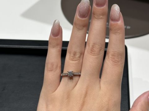 【ラザール ダイヤモンド(LAZARE DIAMOND)の口コミ】 パヴェタイプの婚約指輪を探していました。メレダイヤモンドが輝いており…
