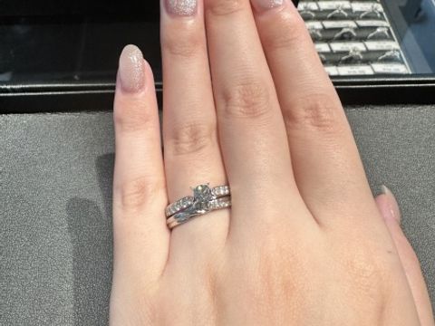 【エクセルコダイヤモンド(EXELCO DIAMOND)の口コミ】 パヴェタイプの婚約指輪を探していました。こちらはミル打ちのクラシカル…