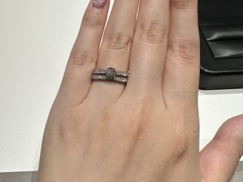 【ラザール ダイヤモンド(LAZARE DIAMOND)の口コミ】 婚約指輪のウィルと重ね付けができる結婚指輪です。メレダイヤモンドがた…