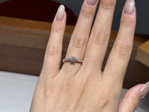 【銀座ダイヤモンドシライシの口コミ】 パヴェデザインの婚約指輪を探していました。似たようなデザインは各ブラ…