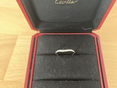 【カルティエ(Cartier)の口コミ】 指輪のデザインに関しては、半分のみダイヤがついているタイプです。
その…