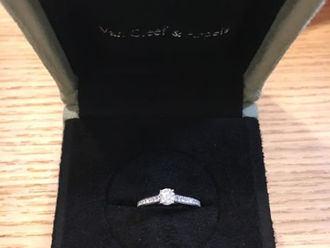 【ヴァン クリーフ＆アーペル(Van Cleef & Arpels)の口コミ】 ダイヤが一つだけのデザインの指輪は、婚約指輪感がとても出てしまって、…