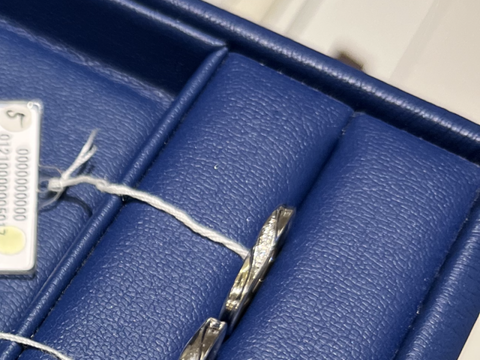 【銀座ダイヤモンドシライシの口コミ】 デザインに関して、女性用が真ん中に斜めにダイヤが入ったタイプ、男性用…