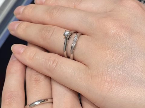 【銀座ダイヤモンドシライシの口コミ】 婚約指輪との重ね付けにも合うような、かつ、日常的に付けていても違和感…