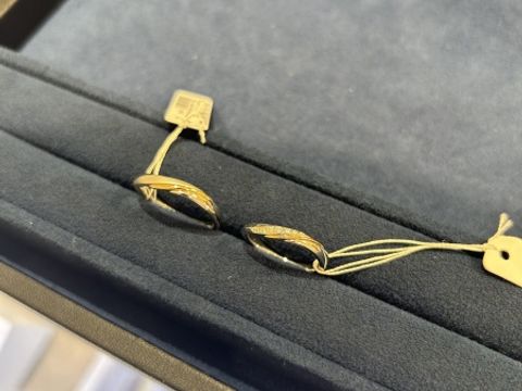 【4℃ BRIDAL(ヨンドシーブライダル)の口コミ】 コンビネーションのデザインを探していたため、こちらを試着。指輪のデザ…