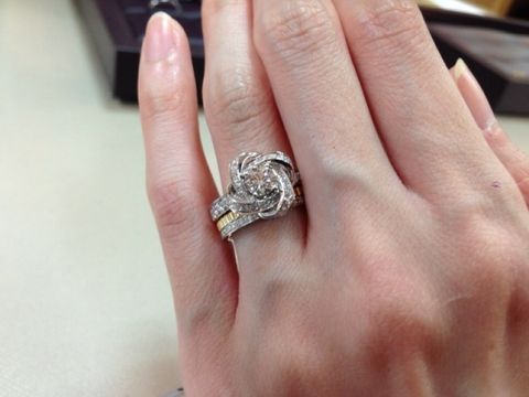 【ブシュロン(BOUCHERON)の口コミ】 シャクヤクモチーフのピヴォワンヌは、他の婚約指輪にはない華やかさがあ…