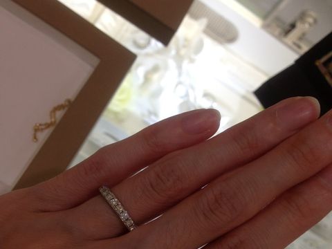 【Ponte Vecchio(ポンテヴェキオ)の口コミ】 結婚指輪といえば定番のハーフエタニティを試着したく伺いました。ハーフ…