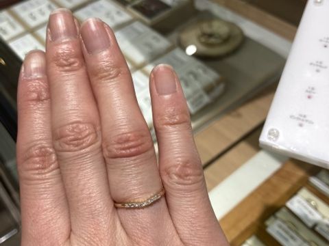 【SUEHIRO(スエヒロ)の口コミ】 流行り廃りのないシンプルなデザインですが、ダイヤが9石並び、とても指が…