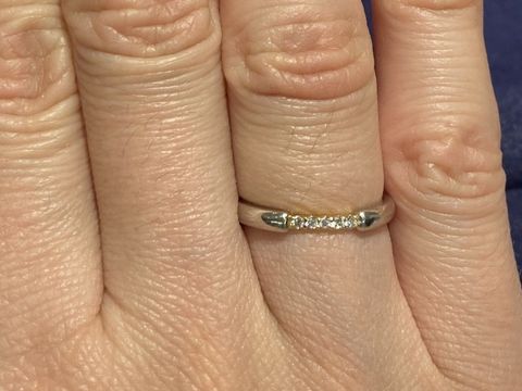 【PORTADA(ポルターダ)の口コミ】 婚約指輪を兼ねてのブライダルリング購入だったため、少し華やかな指輪を…