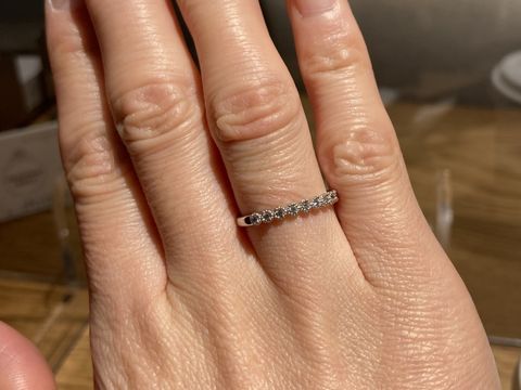 【LOVE NOTESの口コミ】 婚約指輪とブライダルリングを兼ねての購入だったためシンプルなデザイン…