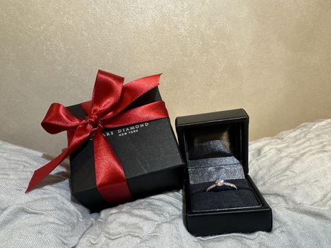 【ラザール ダイヤモンド(LAZARE DIAMOND)の口コミ】 宝石を支える爪が4つなので取れにくい。
ラインレメのデザインが主張しす…