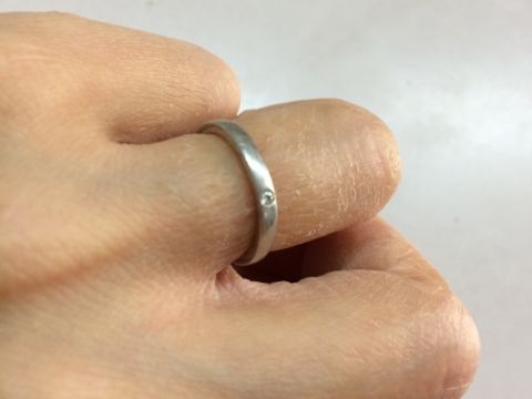 【4℃ BRIDAL(ヨンドシーブライダル)の口コミ】 とてもシンプルなデザインで、ダイヤモンドが表面にゴロゴロ付いていると…