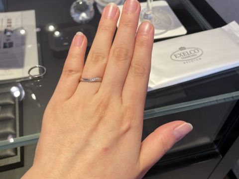 【エクセルコダイヤモンド(EXELCO DIAMOND)の口コミ】 【指輪のデザイン・価格について】
ソリティアリングの婚約指輪に合わせた…