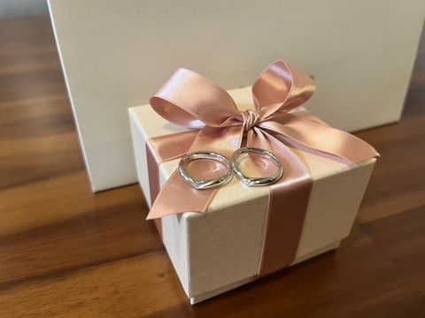 【アイプリモ(I-PRIMO)の口コミ】 この結婚指輪はV字型になっており、正面から見ることでハートマークのよう…