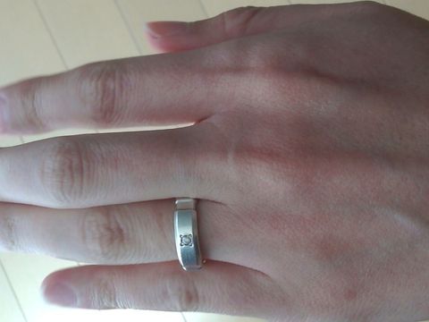 【ESTELLE(エステール)の口コミ】 婚約指輪がシンプルなものにしたので、結婚指輪は毎日つけていても大丈夫…