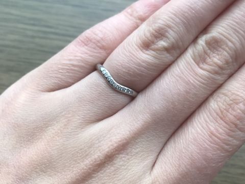 【ティファニー(Tiffany & Co.)の口コミ】 デザインに一目惚れしました。
ストーンがついてるのも気に入っています。…