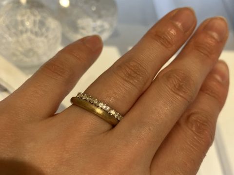 【STAR JEWELRY(スタージュエリー)の口コミ】 ハーフエタニティリングが希望で何種類か見せてもらいました。ハーフエタ…