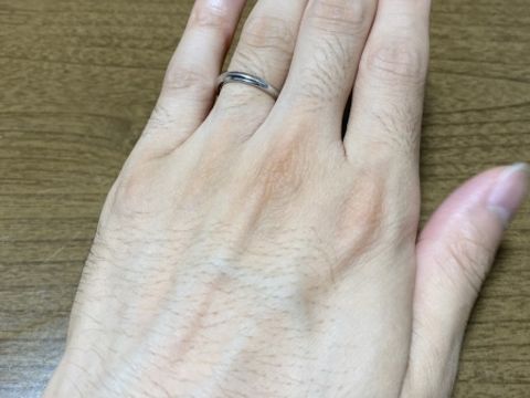 【銀座ダイヤモンドシライシの口コミ】 指輪のデザインはウェーブデザインで、薬指から小指にかけて斜めに下がる…