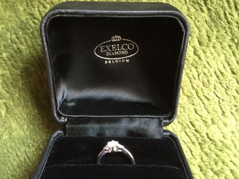 【エクセルコダイヤモンド(EXELCO DIAMOND)の口コミ】 ダイヤモンドの婚約指輪が欲しくて探していました。当初は指輪全体にグル…