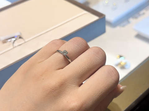 【ブルガリ(BVLGARI)の口コミ】 ブルガリで1番代表的なデザインであると知り、試着させていただきました。…