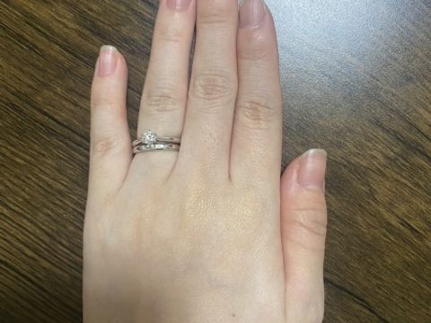 【銀座ダイヤモンドシライシの口コミ】 シンプルなデザインで、普段使いしやすい指輪を選びました。服装にも合わ…