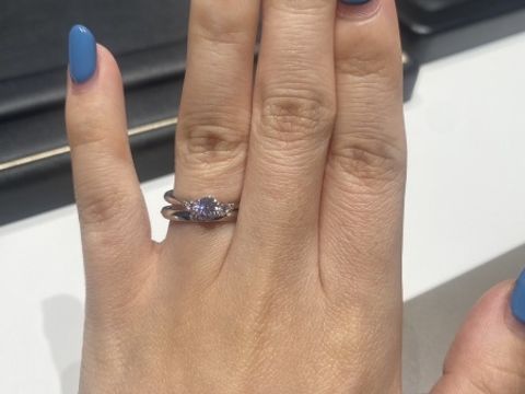 【ラザール ダイヤモンド(LAZARE DIAMOND)の口コミ】 婚約指輪について、一番中央に配置されているダイヤが大きくて目立つデザ…