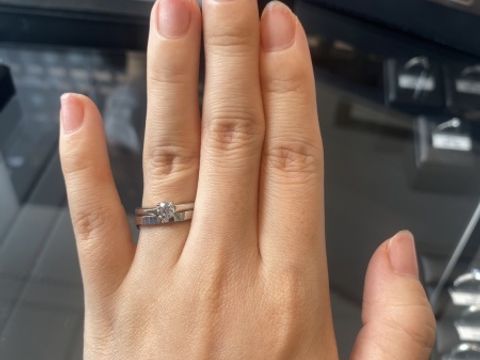 【エクセルコダイヤモンド(EXELCO DIAMOND)の口コミ】 シンプルなデザインの指輪を探しており、レヨン ド リュミエールを試着し…