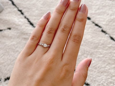 【彩乃瑞(IRONOHA)の口コミ】 V形の指輪なので、指が細く長く見える点が気に入っています。真ん中に石が…