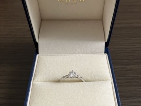【GALA JEWELRY(ガラジュエリー)の口コミ】 シンプルなデザインですが、ダイヤの横のプラチナのところにミルグレイン…