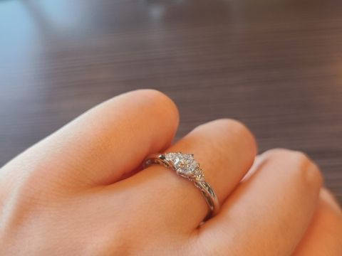 【GALA JEWELRY(ガラジュエリー)の口コミ】 指輪の枠のデザインがフェミニンかつ上品でとても気に入りました。ダイヤ…