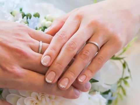 【ROYAL ASSCHER(ロイヤル・アッシャー)の口コミ】 ミル打ちのドットが施されたデザインです。
男性用と女性用ともにミル打ち…