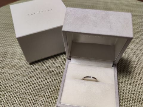 【Toi-lueur(トワル)の口コミ】 結婚指輪は真ん中に小さいダイヤモンドがついているデザインを選びました…