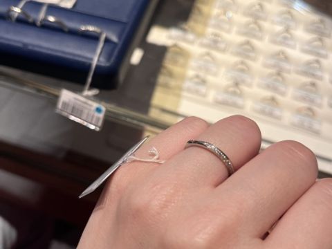 【銀座ダイヤモンドシライシの口コミ】 シンプルで生活の邪魔にならないかつおしゃれなデザインがよかったので、…