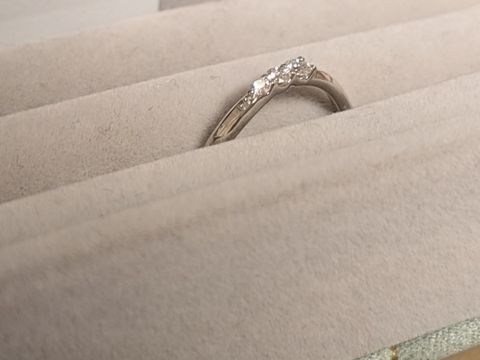 【ミルフローラ(Milluflora)の口コミ】 ディズニーコラボのアリエルの結婚指輪でした。
左下のミル打ちと、3つの…