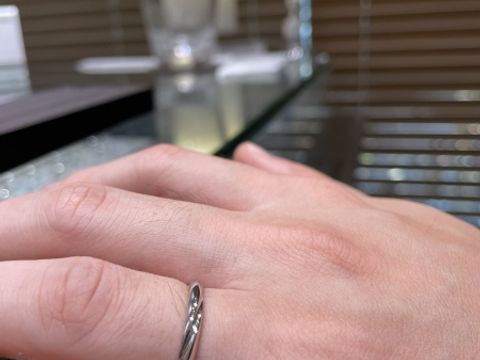 【ティファニー(Tiffany & Co.)の口コミ】 シンプルなデザインに窪みのねじれがあることで光の輝きが際立つ逸品でし…
