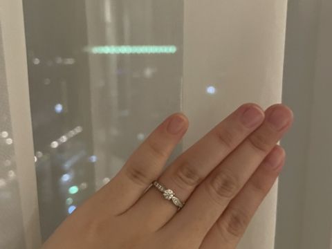 【ティファニー(Tiffany & Co.)の口コミ】 中央に大きな鑑定書付きの0.2カラットダイヤがはめ込まれており、右と左に…
