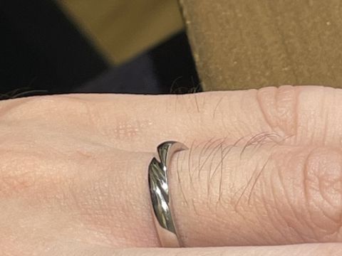 【アイプリモ(I-PRIMO)の口コミ】 一般的な結婚指輪は妻の方にダイヤが入ったもので、夫の方には無地の銀色…