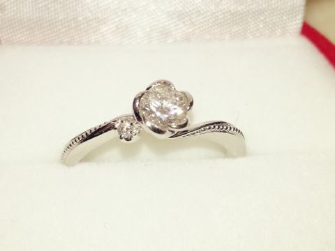 【GALA JEWELRY(ガラジュエリー)の口コミ】 元々婚約指輪は不要と考えていましたが、
結婚指輪を見に行った際に一目惚…