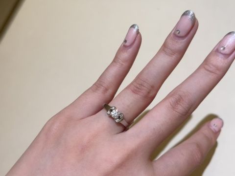 【カルティエ(Cartier)の口コミ】 変色しにくいプラチナの素材で考えていました。真ん中のダイヤモンドだけ…