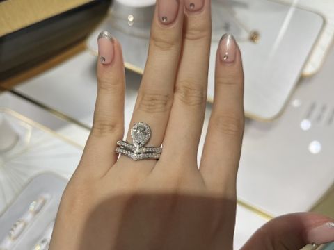 【ショーメ(CHAUMET)の口コミ】 写真以上に実物は豪華で、キラキラな輝きはもちろん、ダイヤモンドの存在…