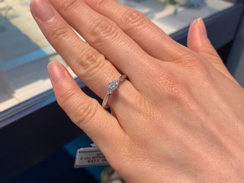【銀座ダイヤモンドシライシの口コミ】 お花のモチーフが好きなので、指輪もお花のようなデザインのものにしまし…