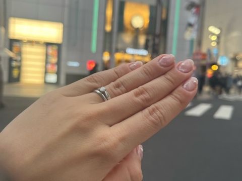 【銀座ダイヤモンドシライシの口コミ】 飽きのこない、シンプルなデザインで結婚指輪との組み合わせも気に入って…