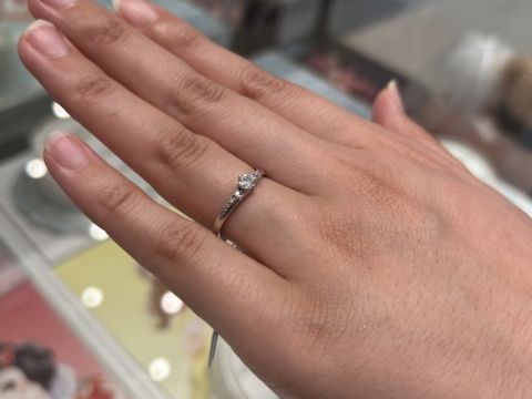 【ESTELLE(エステール)の口コミ】 指輪のデザインは存在感があるものを探していました。試着する中で様々も…