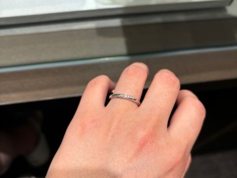 【アイプリモ(I-PRIMO)の口コミ】 斜めにダイヤが入っている指をこの度購入しました。前からもこちら側から…