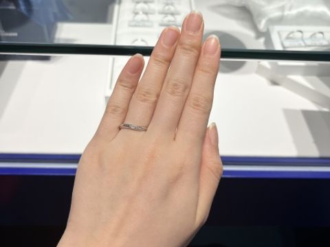 【銀座ダイヤモンドシライシの口コミ】 ウェーブタイプのリングなので、指が長く綺麗に見えると感じました。
さり…