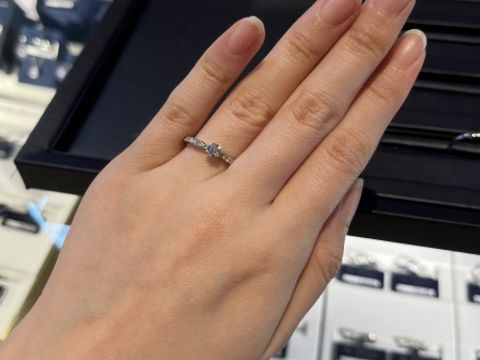 【ROYAL ASSCHER(ロイヤル・アッシャー)の口コミ】 センターのダイヤモンドに向かってすぼまってゆくリボンのようなデザイン…